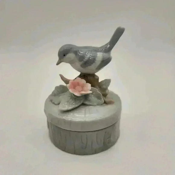 Sweet 4 1/2" Tall Ceramic Bird On Branch With‎ Flower Trinket Box Price Products - Picture 2 of 7